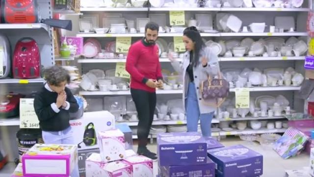 سيدة تتهم عاملا ظُلما بكسر أجهزة محل بدلا من ابنها.. شاهد رد فعل الحضور