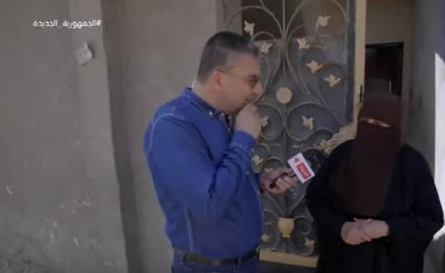 عمرو الليثي يدعم سيدة مريضة بتليف الرئة بمبلغ مالي «فيديو»