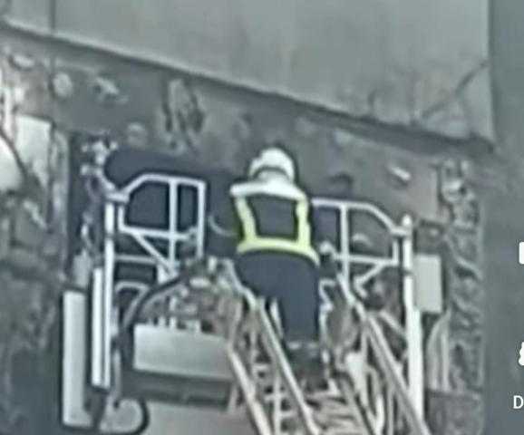 شاهد.. فرق الإنقاذ تبحث عن ناجين تحت الأنقاض في أوكرانيا