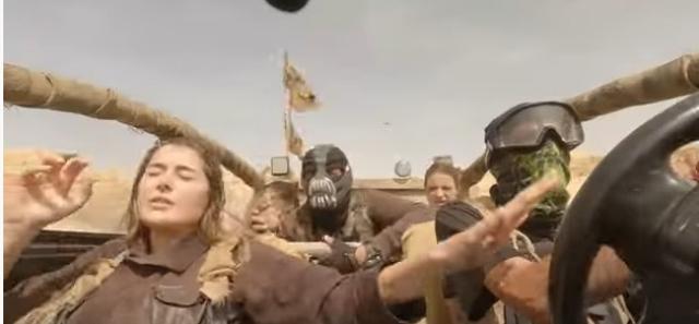 صراخ هستيري لـ «عائشة بن أحمد» بقلب الصحراء «فيديو»