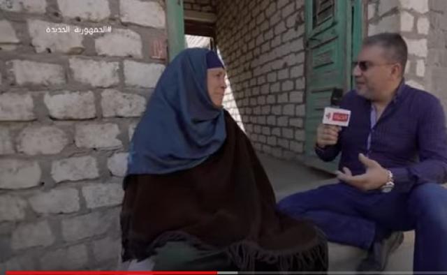 شاهد.. ردة فعل سيدة مُسنة منحها عمرو الليثي 10 آلاف جنيه