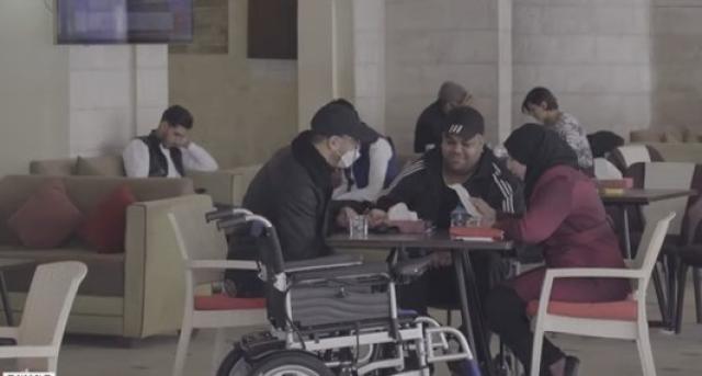 3 هدايا قيمة من «إياد نصار» لقعيد.. فيديو