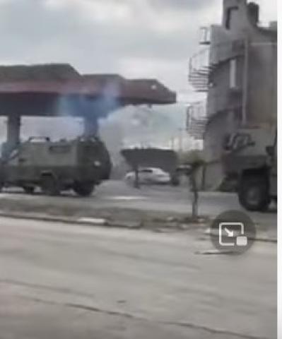 فلسطينيون يشعلون النيران بمدرعات إسرائيلية «فيديو»