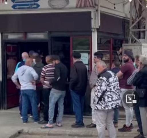 بسبب الأزمة الأوكرانية.. طوابير لبنانية بحثا عن رغيف الخبز «فيديو»
