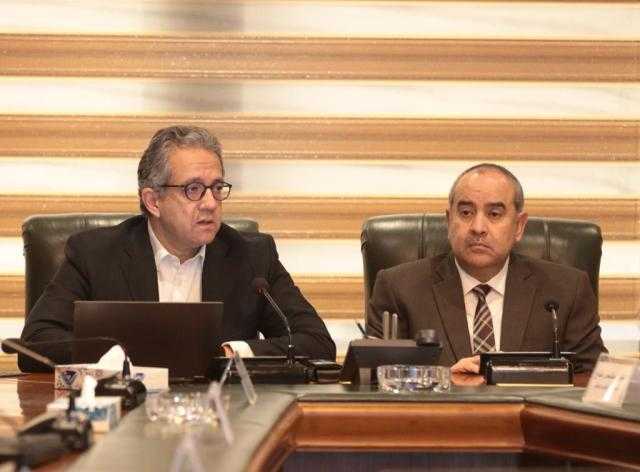 وزيرا الآثار والطيران يبحثان آليات تنشيط الحركة السياحية والجوية الوافدة إلى مصر
