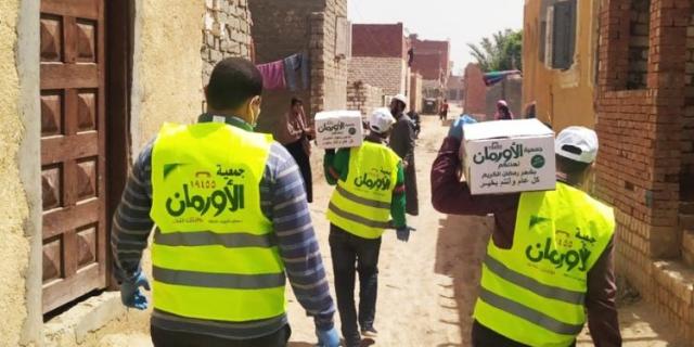 الأورمان خلال توزيع كراتين المواد الغذائية بقري قنا