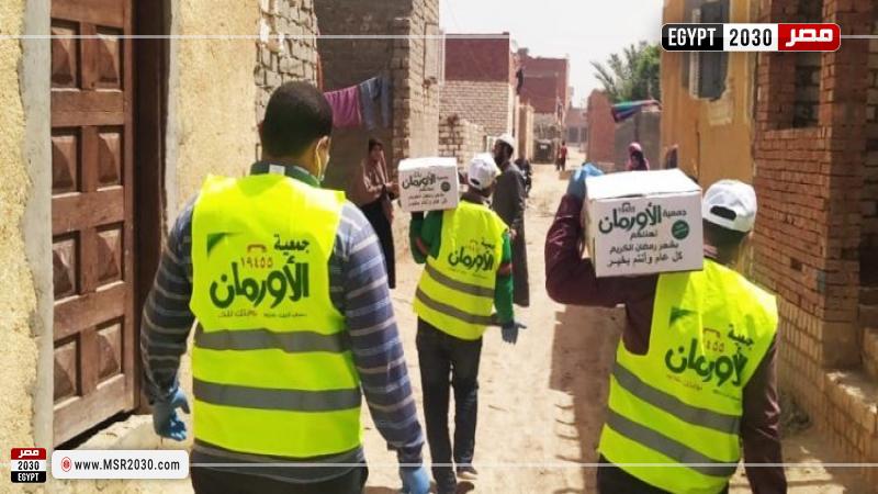 الأورمان خلال توزيع كراتين المواد الغذائية بقري قنا