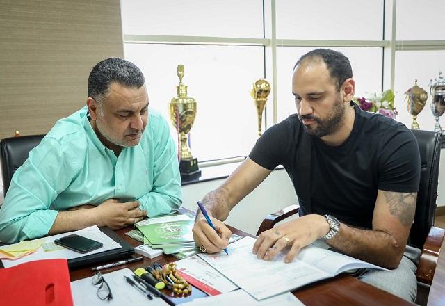 بورجيس خلال توقيعه للأهلي