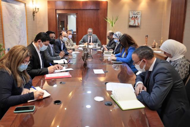 «العناني» يتابع آخر مستجدات الأعمال بالمتحف المصري الكبير والمنطقة المحيطة