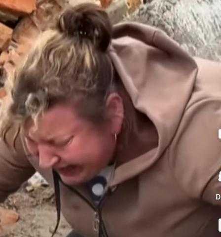 مشهد مؤلم.. «أوكرانية» ترتمي فوق جثة ابنها: لن أغادر وأتركه (فيديو)