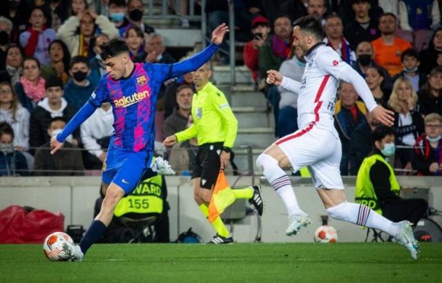 فرانكفورت يضرب برشلونة بثنائية في الشوط الأول