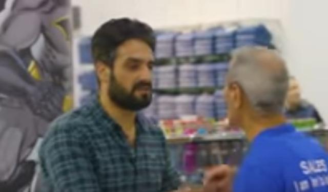 ابن يتوسل العودة للمنزل بعد طرده بسبب تعديه على والدته.. الحكم للمارة  «فيديو»