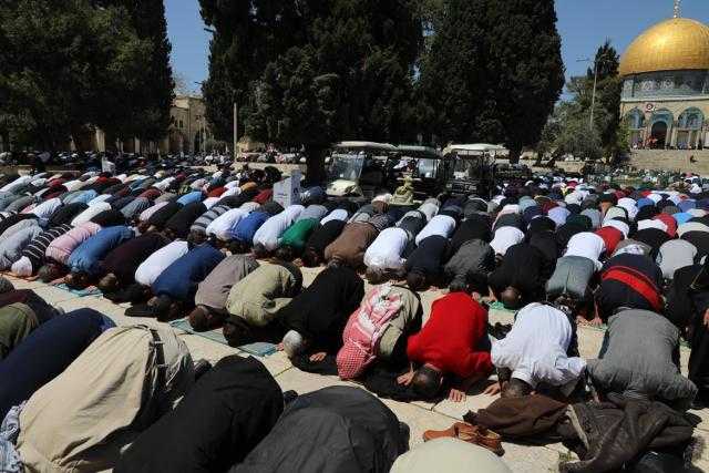 توافد الآلاف لصلاة الجمعة بالأقصى رغم الاعتداءات والاعتقالات