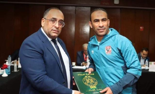 وفدر الرجاء يهدي درع النادي للأهلي
