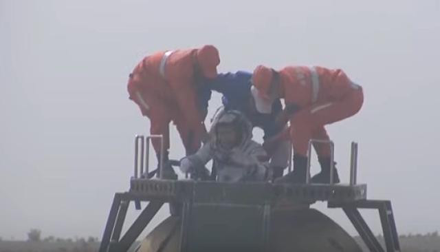 رواد فضاء صينيون يعودون إلى الأرض بعد رحلة استغرقت 6 أشهر «فيديو»