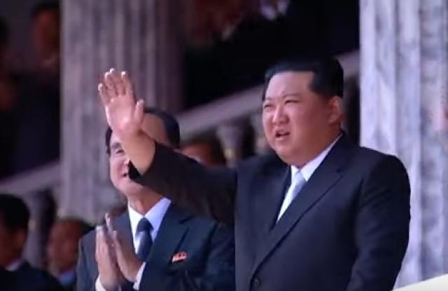 زعيم كوريا الشمالية يحيي ذكرى مولد جده بمسيرة ضخمة «فيديو»