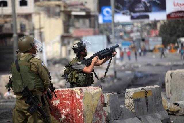 جامعة القدس: إصابة عشرات الطلبة الفلسطينيين بحالات اختناق بسبب غاز قوات الاحتلال الإسرائيلي