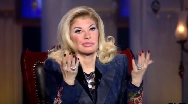 هالة سرحان تعلق على مذيعة وضعت مكياج على الهواء .. فيديو