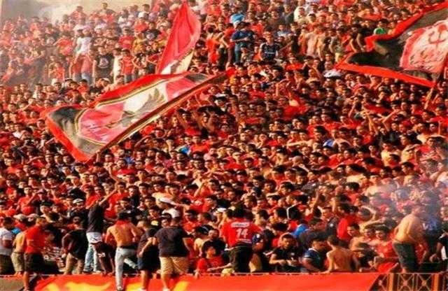 جماهير الأهلي تتناول الإفطار أمام استاد السلام.. صور