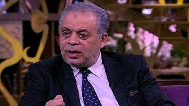 أشرف زكي باكيا: «أحمد عز جابلي شنطة فلوس وقال لي كله من خيرك».. فيديو