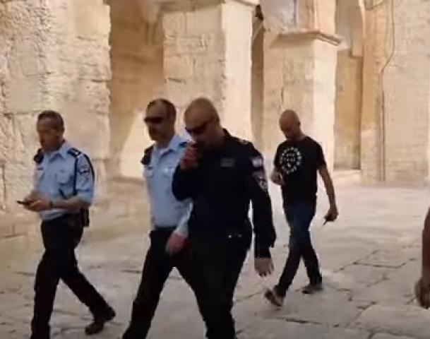 شرطة الاحتلال تسطو على ساحات الأقصى وتطرد الفلسطينيين.. شاهد