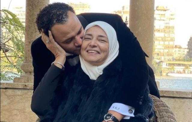 بكلمات مؤثرة.. أحمد خالد صالح يحيى ذكرى رحيل والدته