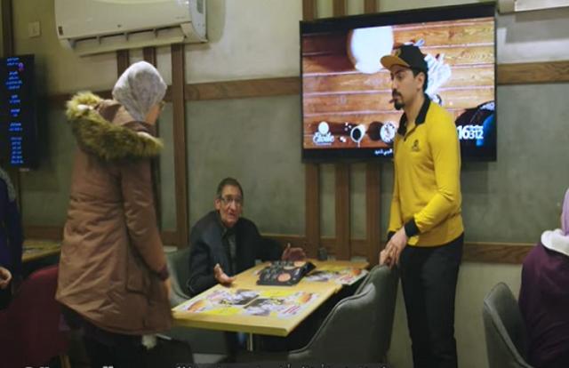 شاهد.. كيف تعامل المواطنين مع إهانة رجل مسن بأحد المطاعم «فيديو»