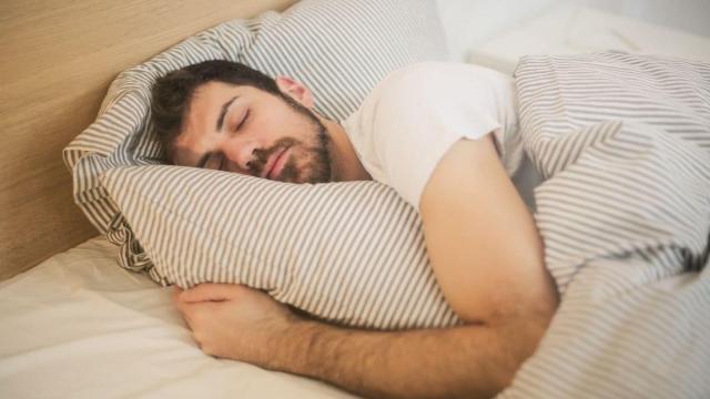 هل النوم الكثير في نهار رمضان يبطل الصوم؟
