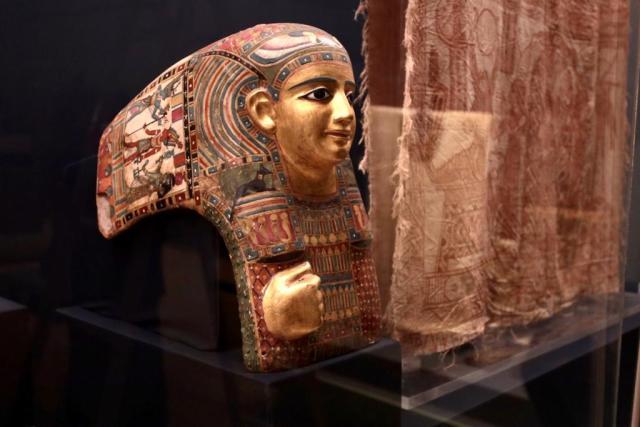 أحد القطع المعروضة بقاعة النسيج