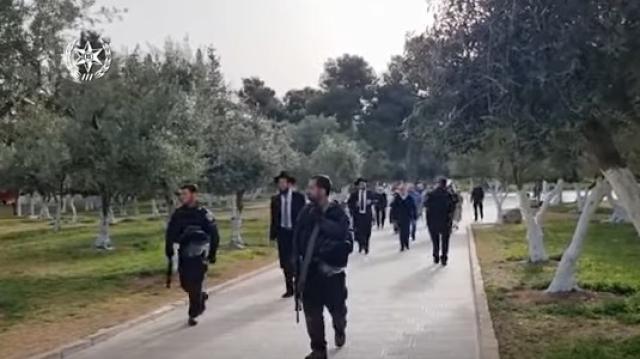 تحت حماية شرطة الاحتلال.. مستوطنون يقتحمون باحات المسجد الأقصى