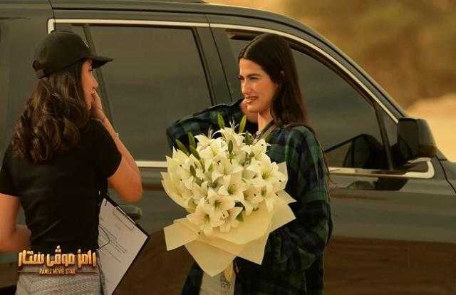 رامز جلال ساخرا من تارا عماد: «الجزمة من باتا ولا العتبة» - فيديو