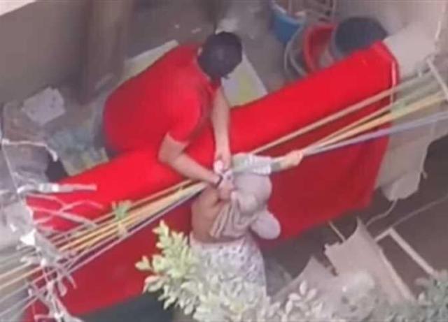 45 ثانية من الرعب .. القبض على والد «فتاة البلكونة»