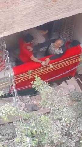 بعد القبض عليه.. محامي يكشف العقوبة القانونية لـ«والد فتاة البلكونة»