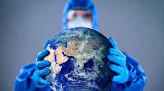 طبيب مناعة يحذر من ظهور متحورات جديدة لـ«كورونا».. فيديو