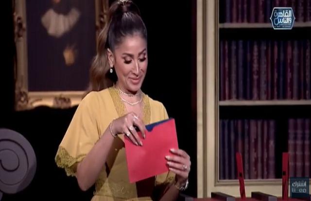 دينا الشربيني عن عمرو دياب: «راجل عظيم وبحبه» فيديو