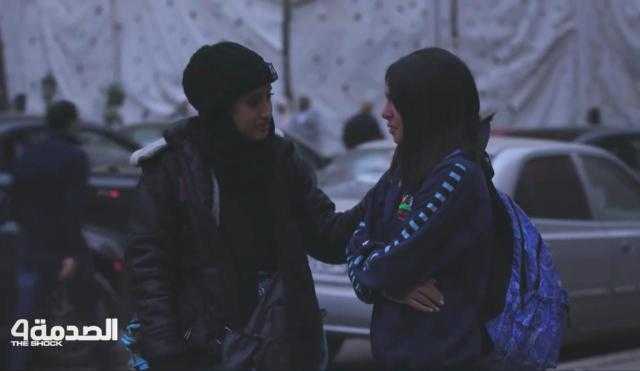 دموع وبكاء.. شاهد .. رد فعل المارة تجاه طفلة تعرضت للتنمر من أصدقائها