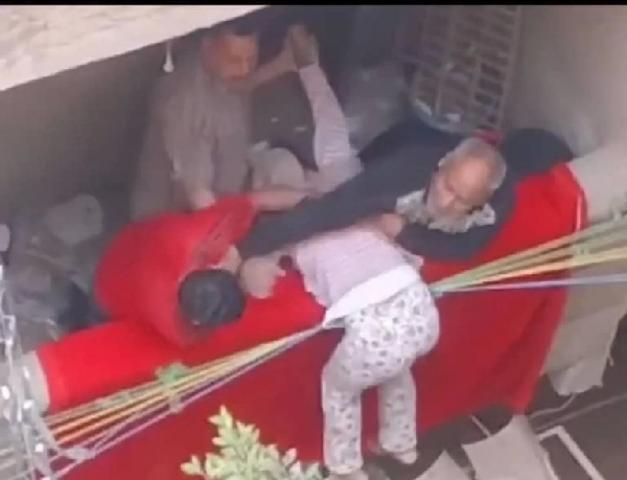 عرض حياتها للخطر.. صرف والد فتاة البلكونة من النيابة