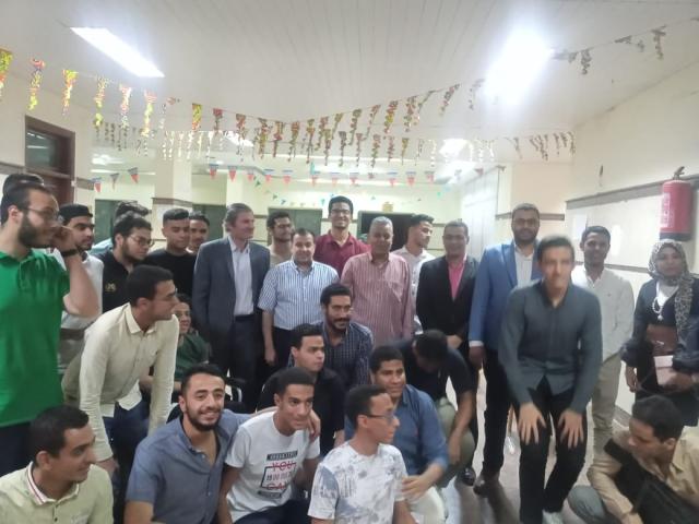 رئيس جامعة جنوب الوادي يتناول الإفطار مع طلاب كلية العلاج الطبيعى  