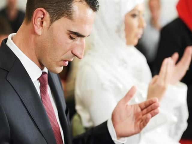 عروسان يقرآن الفاتحة (تعبيرية)