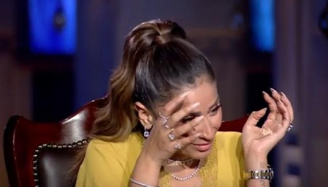 شاهد.. دينا الشربيني تدخل في نوبة بكاء على الهواء