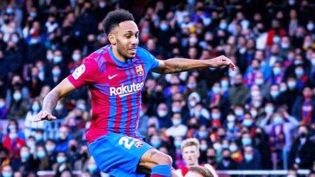 برشلونة يتقدم على سوسييداد بهدف مبكر لـ أوباميانج