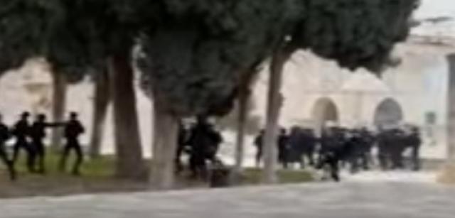 هجمات جديدة من قوات الاحتلال على الفلسطينيين بالأقصى