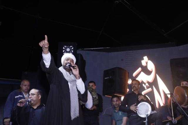 حجازى متقال يشعل خيمة رمضانية بالرقص الصعيدي