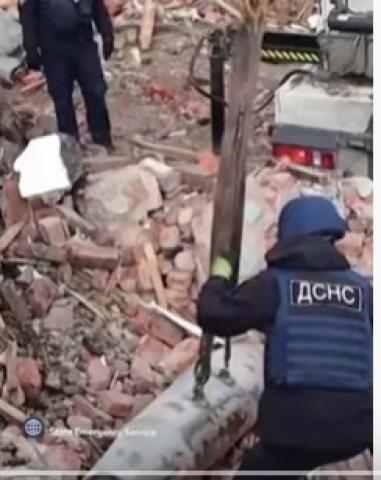 مشاهد مرعبة .. لحظة إزالة قنابل روسية من تشيرنيهيف الأوكرانية «فيديو»