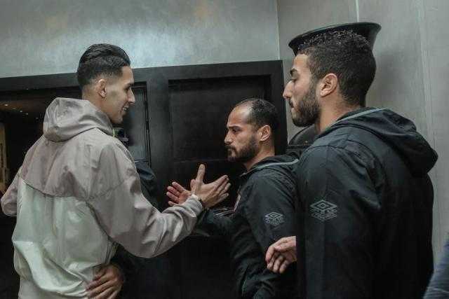 بدر بانون يؤازر لاعبي الأهلي قبل التوجه لملعب مباراة الرجاء