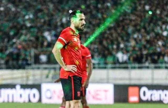 شاهد.. الليزر يلاحق عيون لاعبي الأهلي في مباراة الرجاء