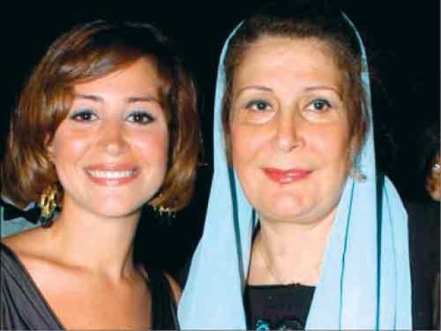 الفنانة منة شلبي ووالدتها 