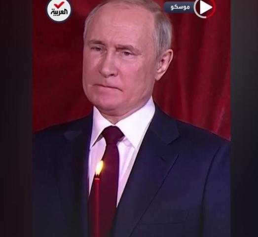 شاهد.. «بوتين» يمسك شمعة ويصلي خلال قداس عيد الفصح