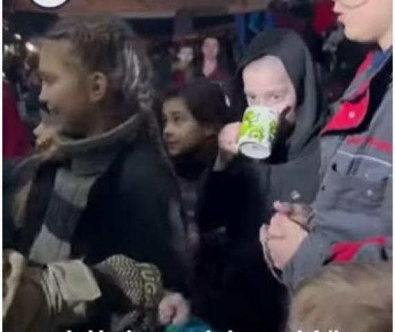 منذ شهرين.. أطفال ونساء محاصرون داخل مصنع تحت الأرض بأوكرانيا «فيديو»