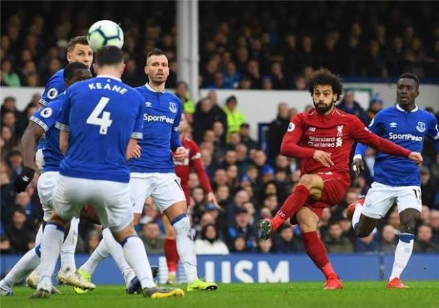 ليفربول ينتصر على إيفرتون في صراع صدارة الدوري